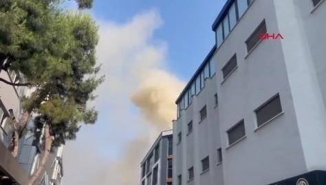 İstanbul’da 4 katlı iş merkezinde yangın: Müdahale sürüyor