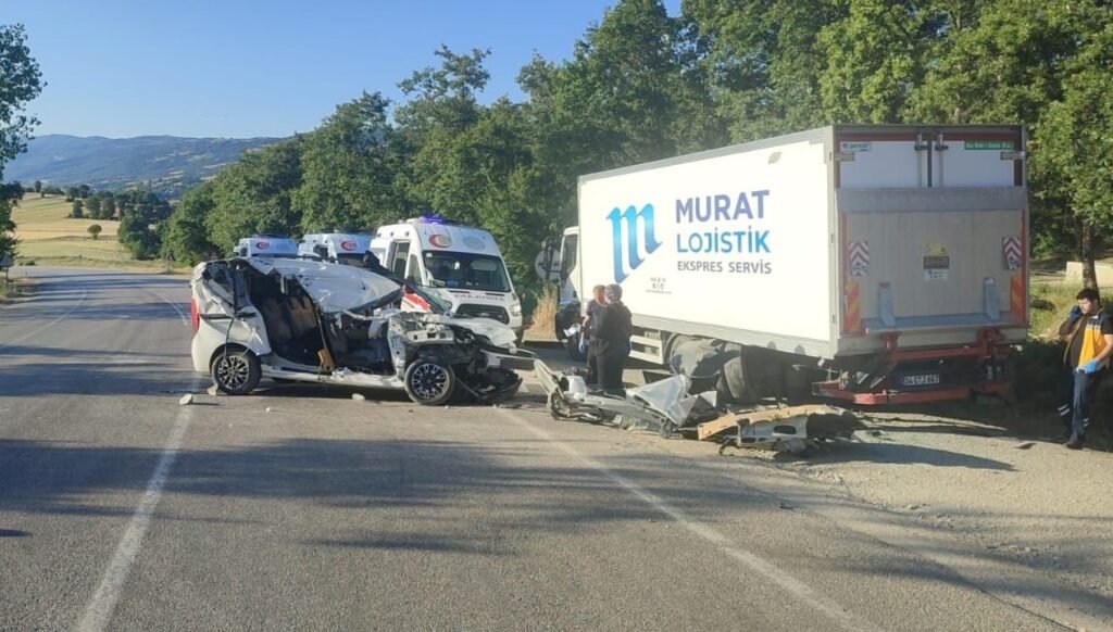 Kamyona arkadan çarptı: İki ölü, üç yaralı