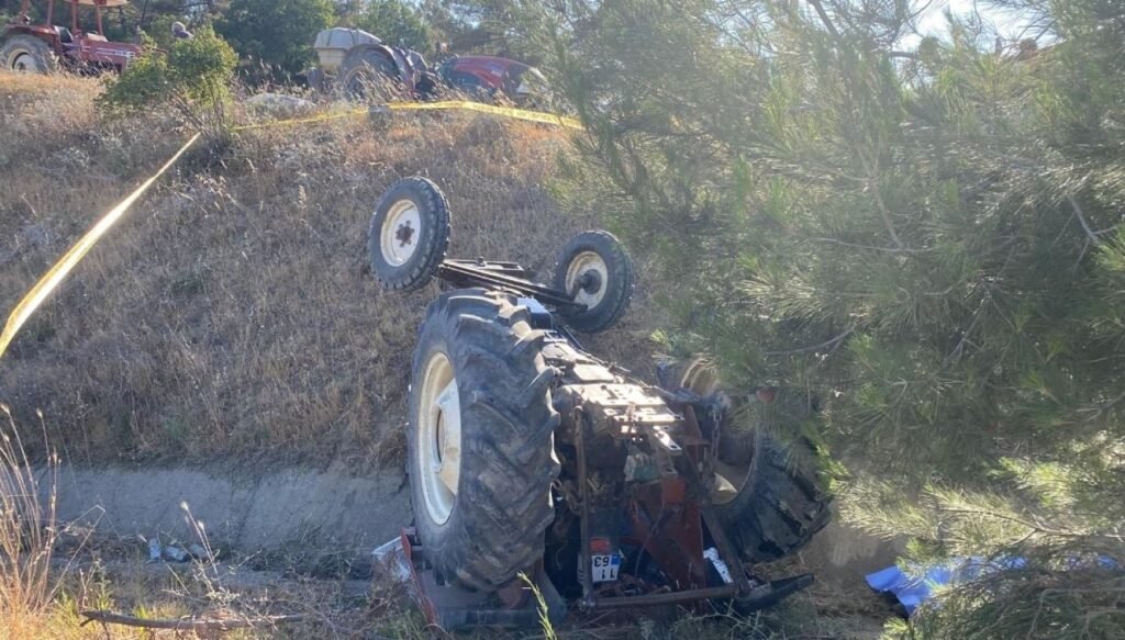 Kızının kullandığı traktörün devrilmesiyle öldü