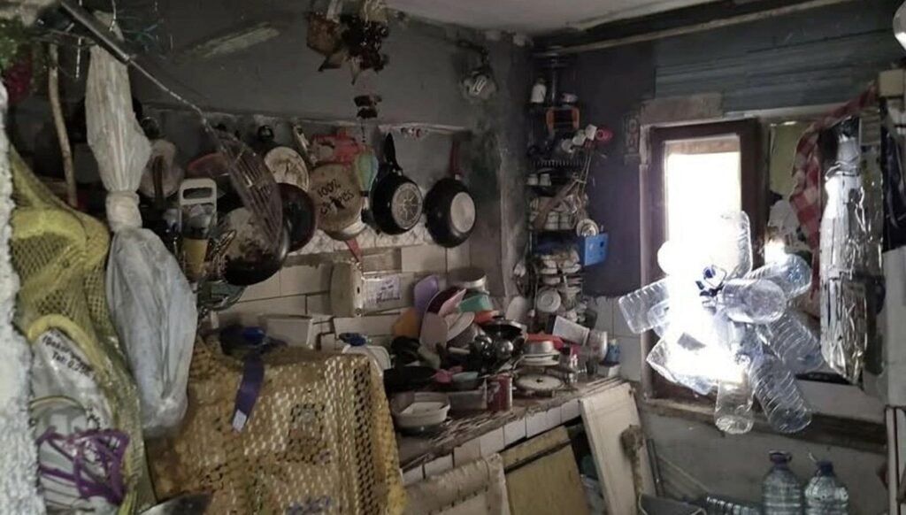 Kötü koku gelen evden 4 kamyon çöp ve onlarca kedi çıktı