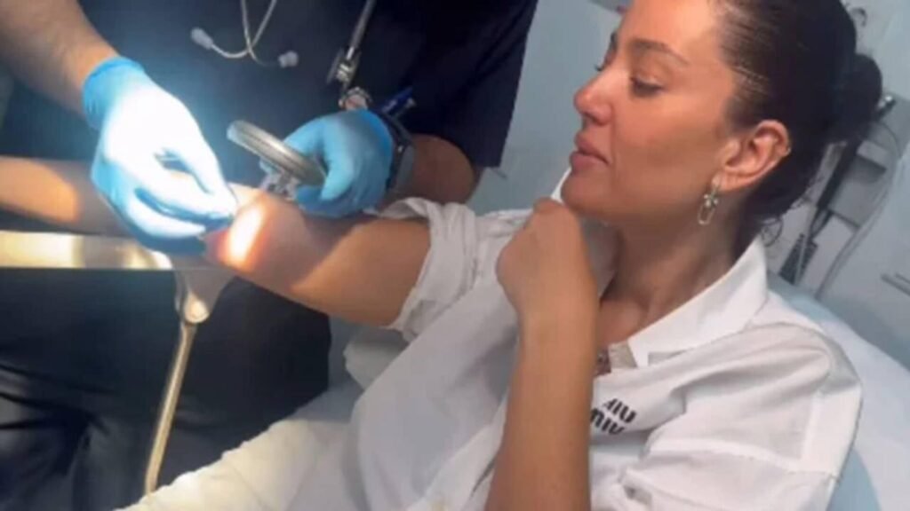 Oyuncu Pelin Akil’in koluna kene yapıştı: Çıkarmaya çalışırken hastanelik oldu