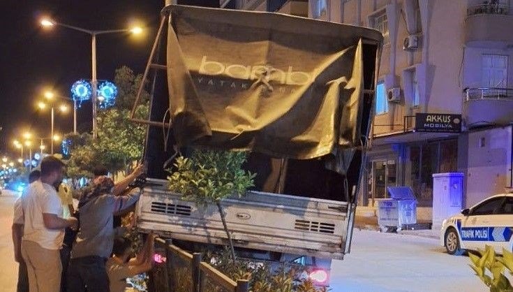 Park halindeki kamyonetin freni boşaldı