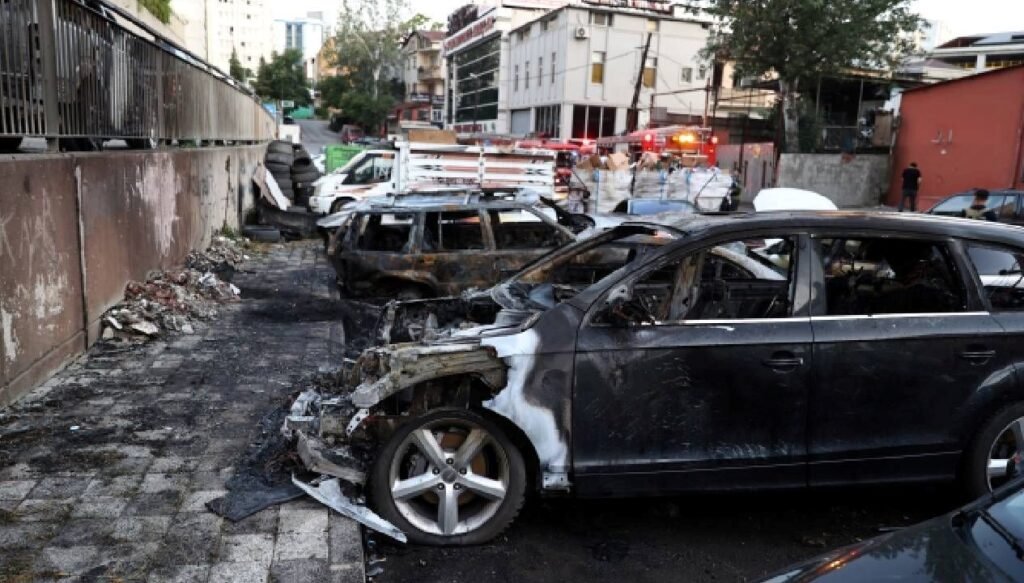 Sanayide tamir için bekleyen araçlar yandı