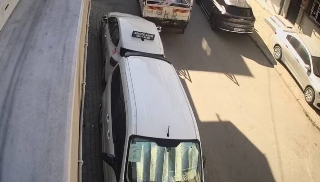 Sokak ortasında araçlara çarpıp kaçtı