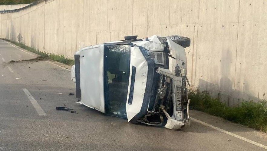 Taziyeye gidenleri taşıyan minibüs devrildi: Çok sayıda yaralı var