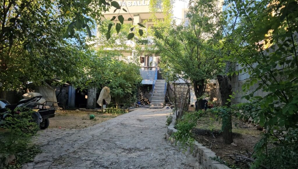 Uyuyan çocuklarını ve kendisini bıçakla yaraladı