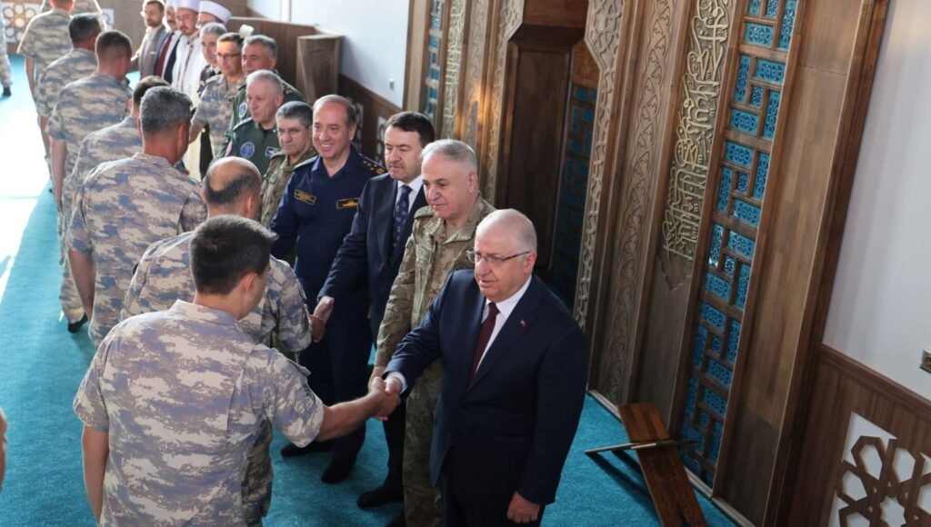 Yaşar Güler Mehmetçikle bayramlaştı