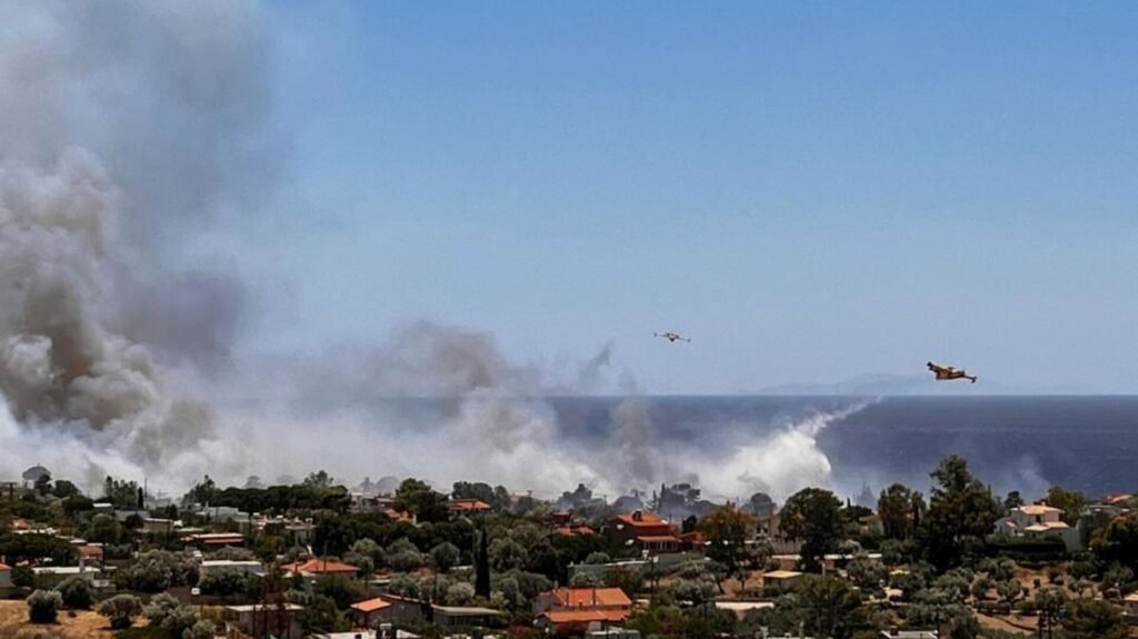 Yunanistan’da yangın felaketi: Evler yandı, bin kişi tahliye edildi