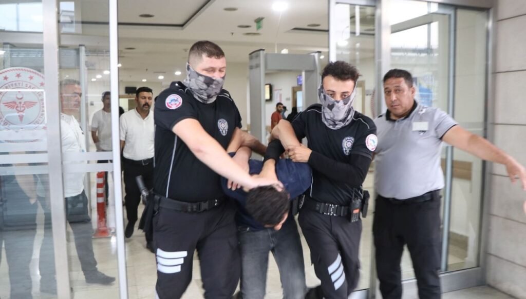 Acil serviste doktor ve güvenlik görevlisine bıçaklı saldırı: Durumu ağır