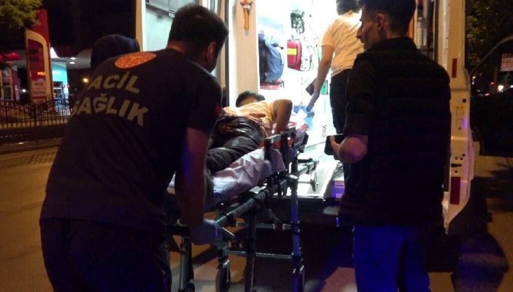 Alacak kavgasında iki genç bıçaklandı