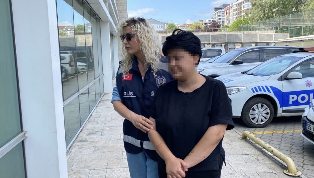 Annesini 11 yerinden bıçakladı