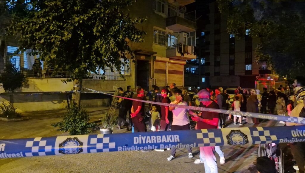 “Apartman sallandı” ihbarı üzerine 5 katlı bina boşaltıldı
