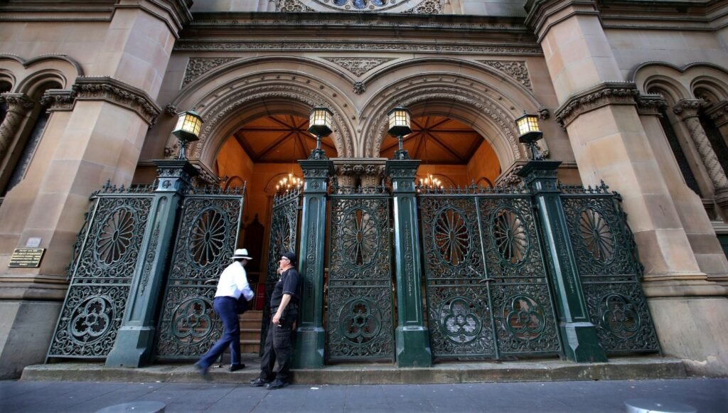 Avustralya’da sinagogun kapısı ateşe verildi: Şüpheli aranıyor