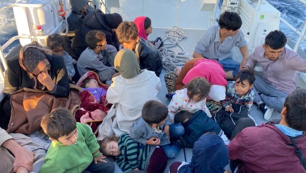 Ayvacık açıklarında 27 kaçak göçmen kurtarıldı