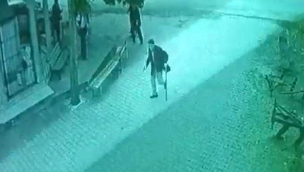 Bir elinde baston, bir elinde silah: 93 yaşındaki şüpheli 3 kişiyi yaraladı