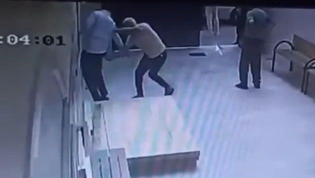 Cami avlusunda müezzini bıçakladı