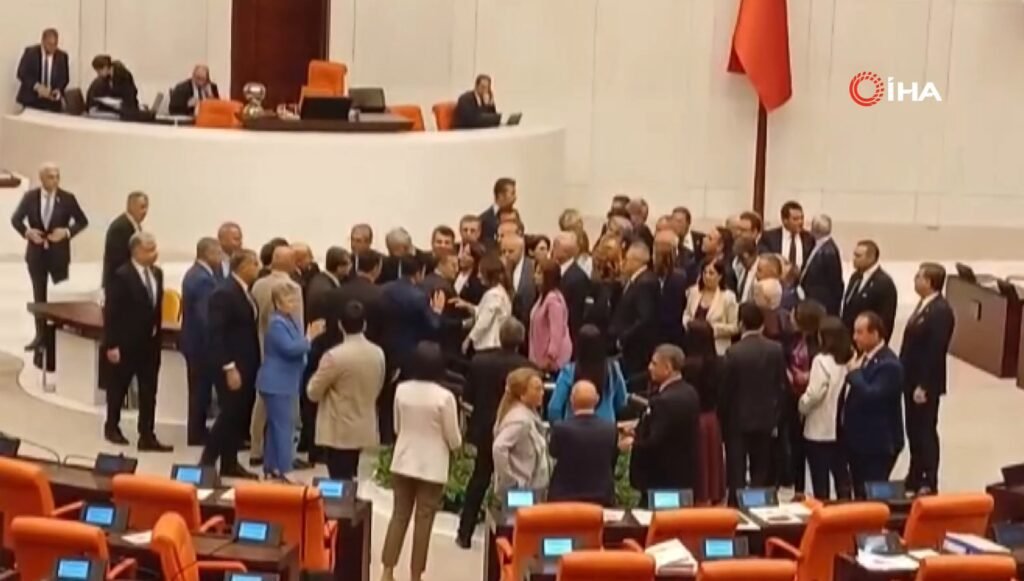 CHP’den Meclis’te kürsü işgali