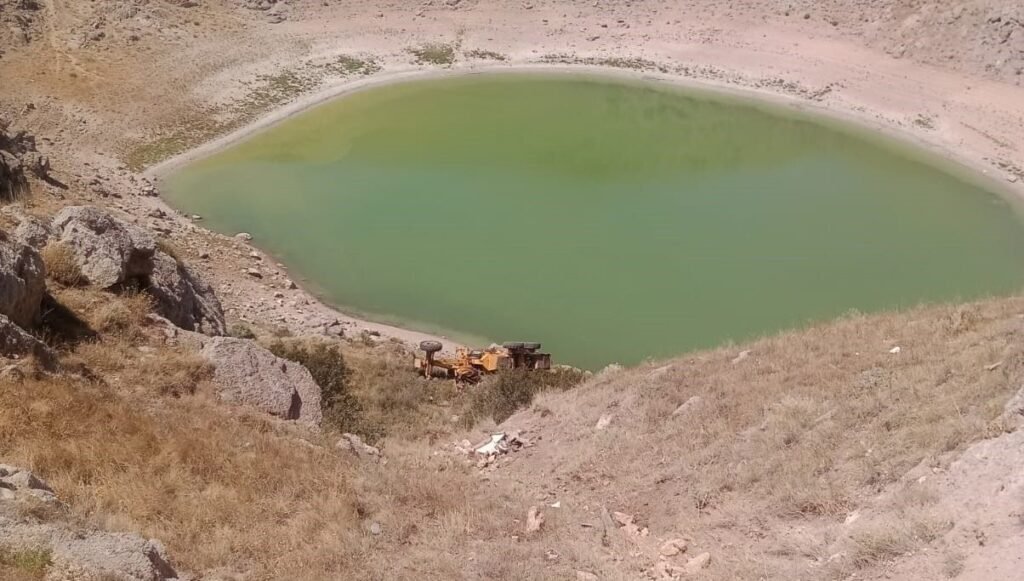 El freni çekilmeyen greyder, otomobili uçuruma sürükledi: 1 ölü, 1 yaralı