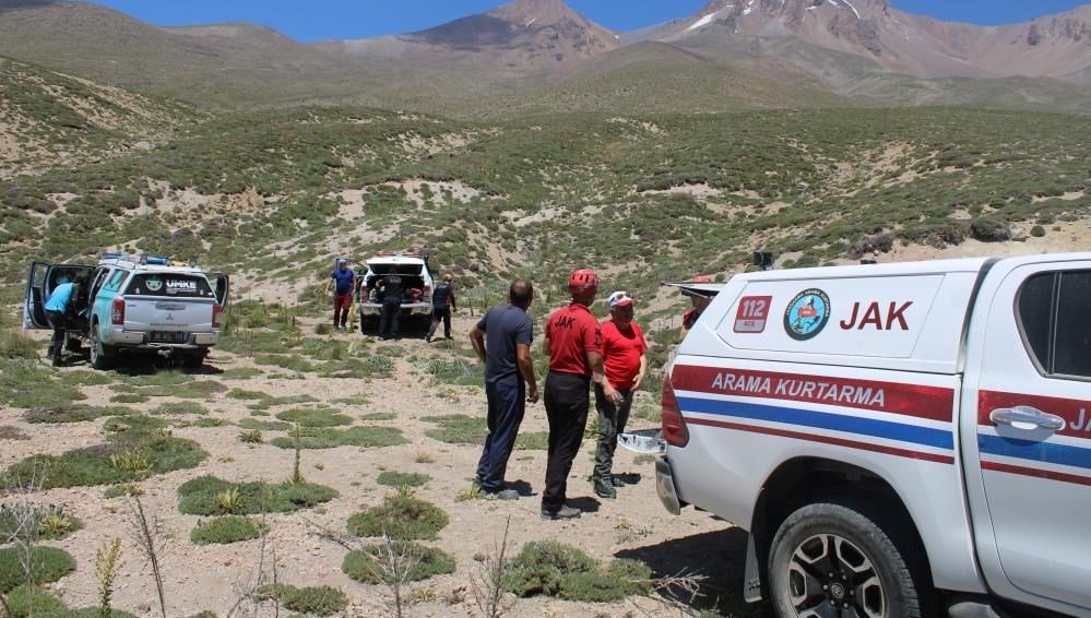 Erciyes Dağı’nda yaralanan dağcılar kurtarıldı: Jandarma sırtında taşıdı