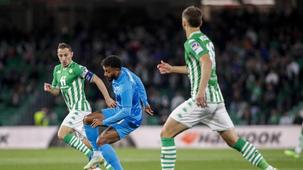 Fenerbahçe tekrar devreye girdi: 3 oyuncu için görüşmeler sürüyor