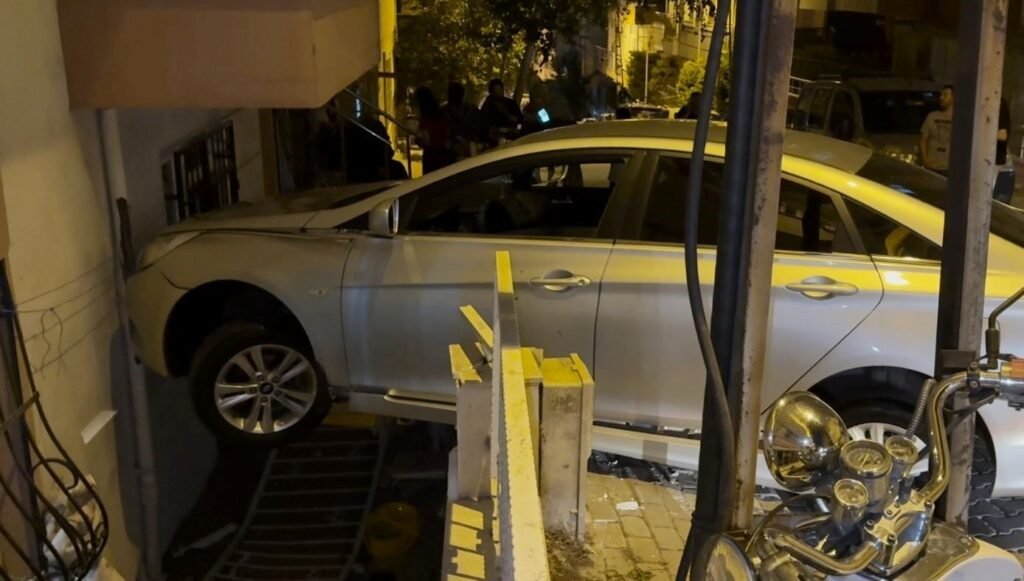 Fren yerine gaza basınca apartmana çarptı