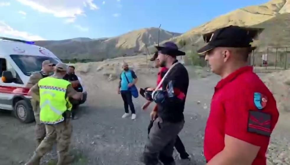 Havada korku dolu anlar: Zorunlu iniş yapan paraşütçünün kolu kırıldı