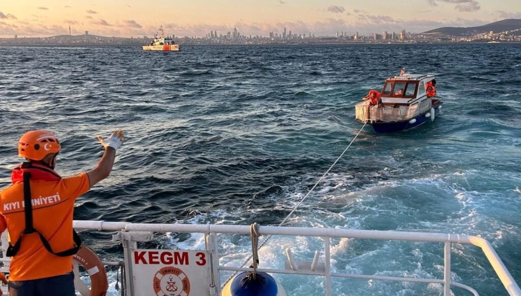 Heybeliada açıklarında sürüklenen tekne kurtarıldı