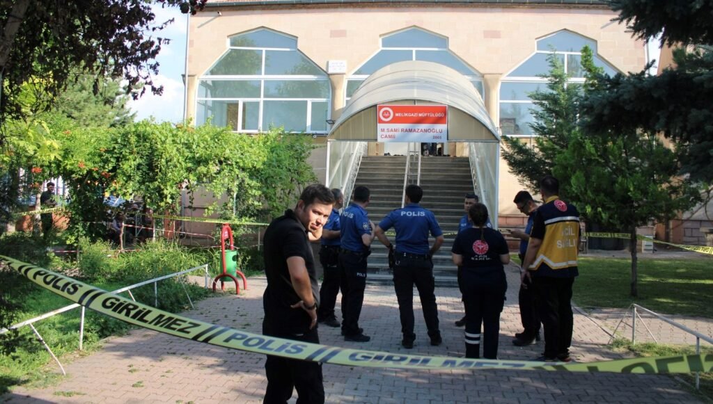 Husumetlisini namaz kılarken boğazını keserek öldürdü