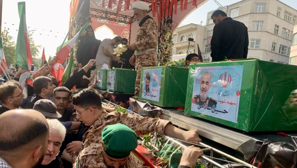 İran, İsrail casusluğu şüphesiyle 300 bin Afganı sınır dışı etti