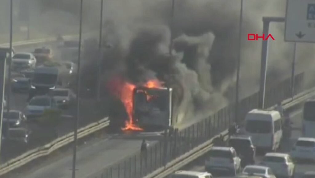 İstanbul’da metrobüs alevlere teslim oldu