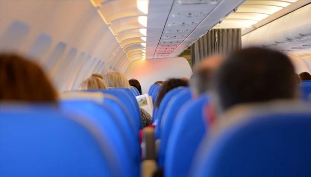 Kayseri uçağında kabin amiri, bebeği Heimlich manevrasıyla kurtardı