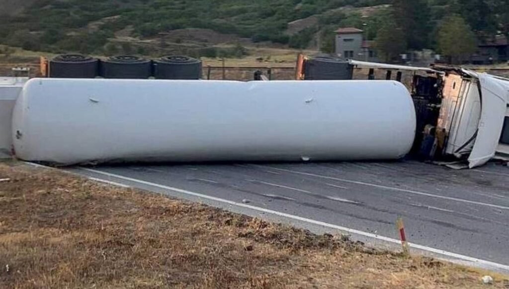 Kimyasal gaz yüklü TIR devrildi, Erzincan’da faciadan dönüldü