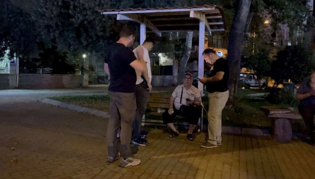 Kısmı görme kaybı olan adamın elinden telefonunu çaldılar