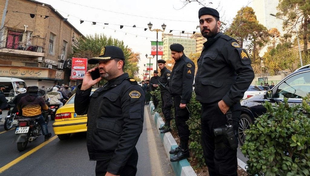 Kız çocuğuna tecavüz edip öldüren adam halkın önünde asıldı