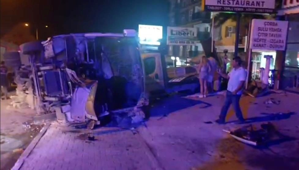 Kuşadası’nda tur midibüsü devrildi: Yaralılar var