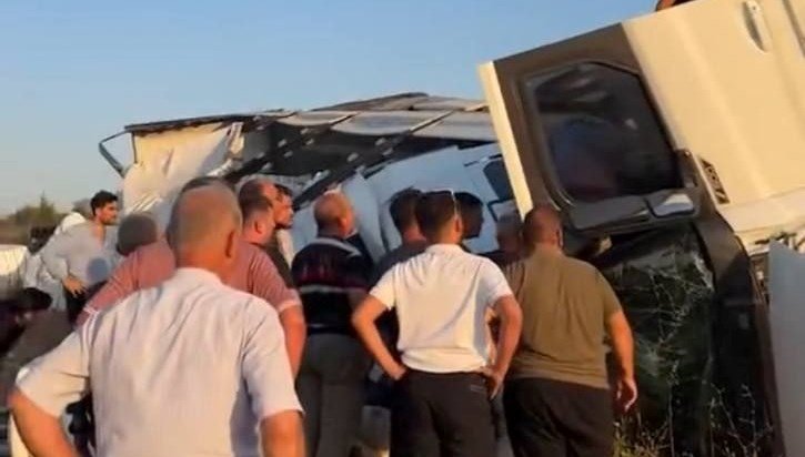 Kuzey Marmara Otoyolu’nda TIR devrildi: 2 ölü