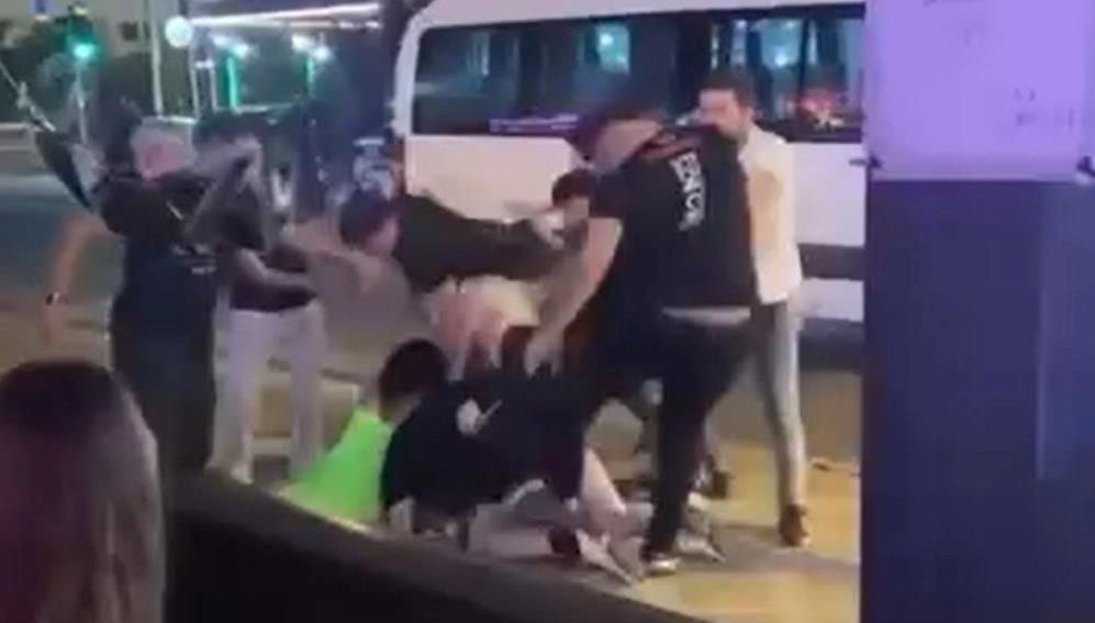 Marmaris’te dehşet anları: Kadın turistlere tekme tokat dayak attılar