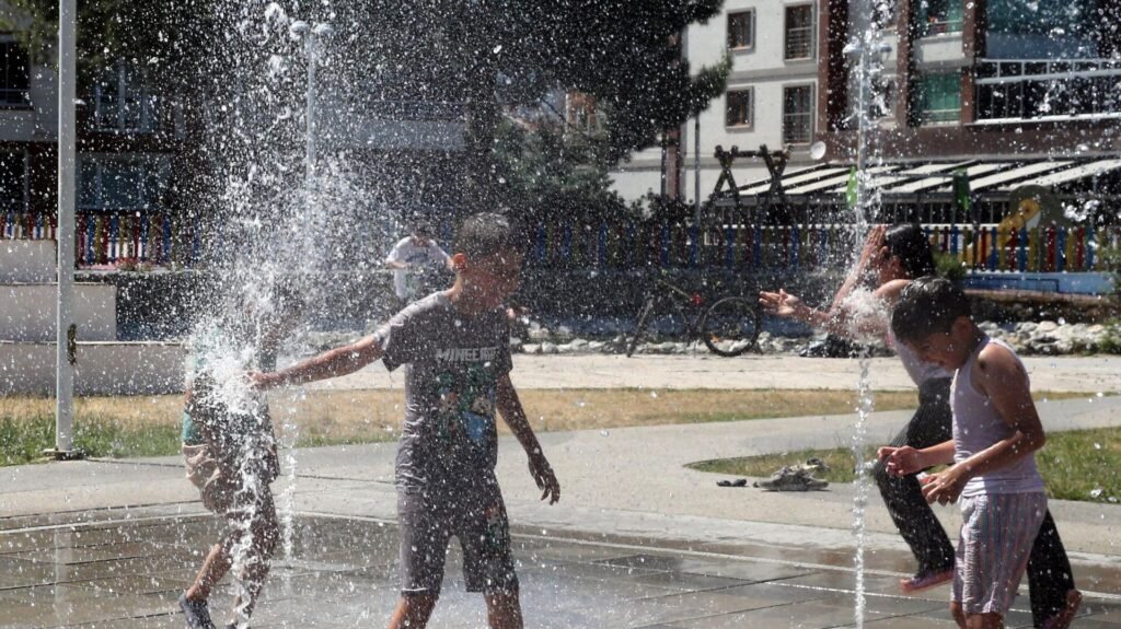 Meteoroloji uyardı: Sıcaklıklar 5 derece yükseliyor, rüzgarın hızı saatte 60 km’ye varıyor, 10 ilde sağanak yağış var