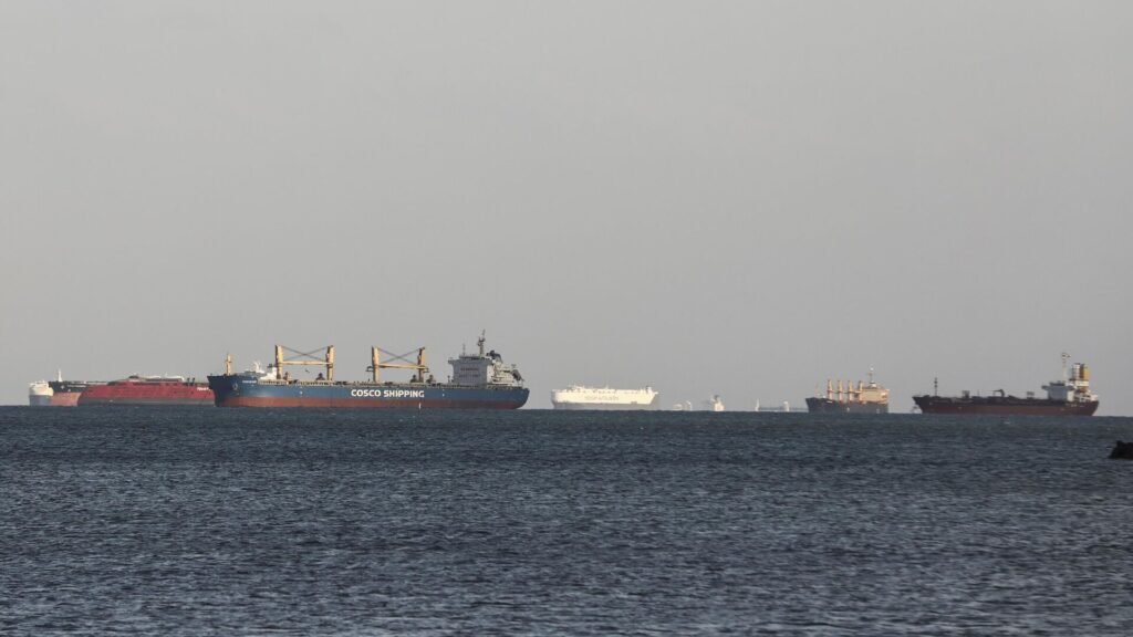 Mısır’ın doğusundaki Süveyş Körfezi’nde bir sondaj gemisi alabora oldu