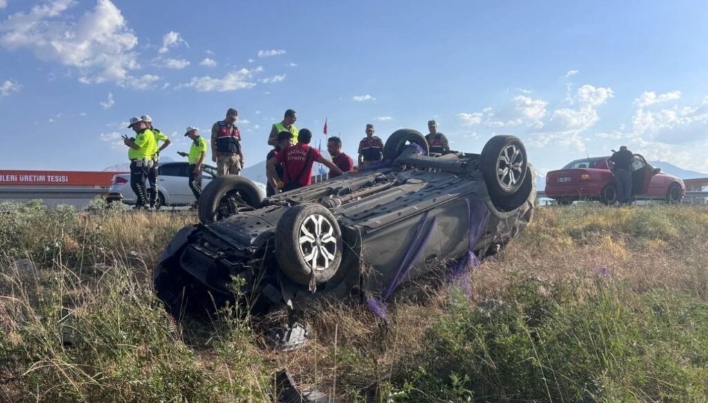 Nişan töreninden dönen aile kaza yaptı: 1 ölü, 4 yaralı