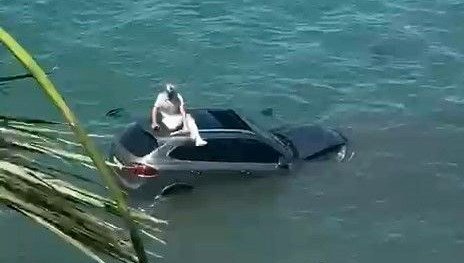 Otomobil denize uçtu, dakikalarca araç üstünde kurtarılmayı bekledi