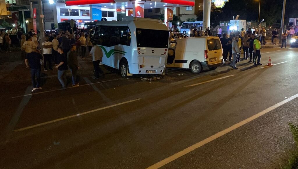 Rize’de minibüs ile hafif ticari araç çarpıştı: 10 yaralı