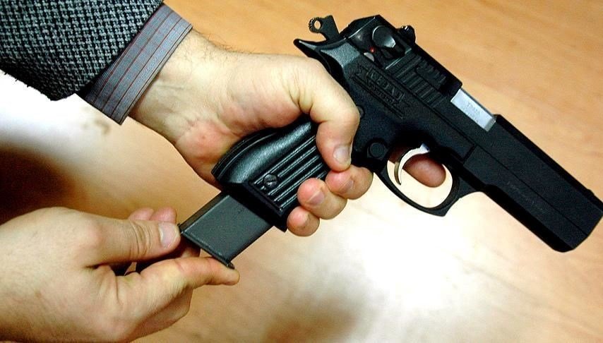 Silahını kurcalarken kendini öldürdü