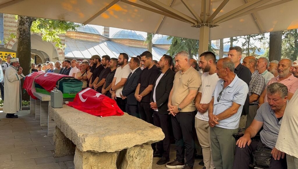 Son yolculuğuna evladıyla yan yana uğurlandı