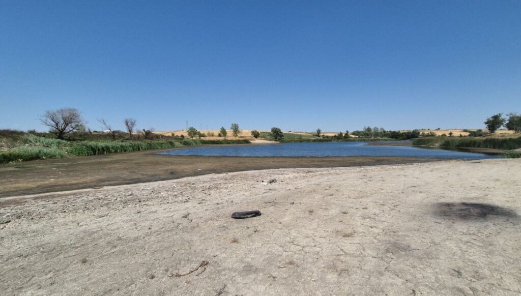 Su seviyesi alarm veriyor: Göletin etrafında çatlaklar oluştu