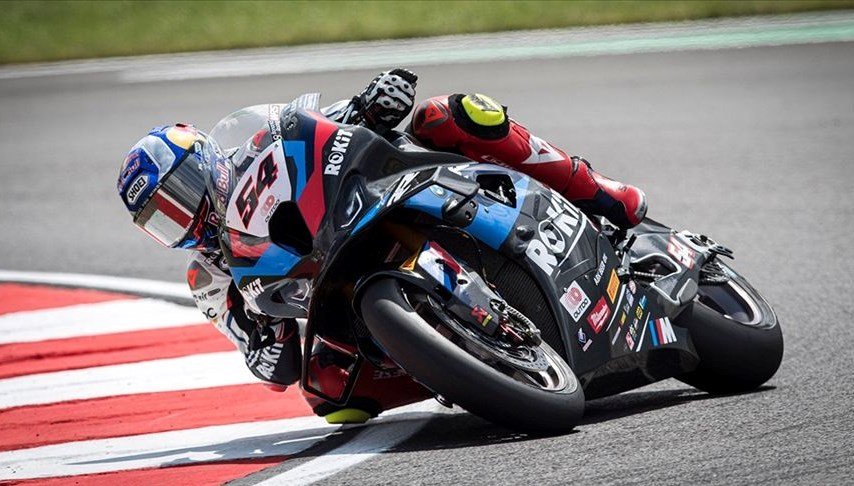 Toprak Razgatlıoğlu, İngiltere’de 3 yarışı da kazandı