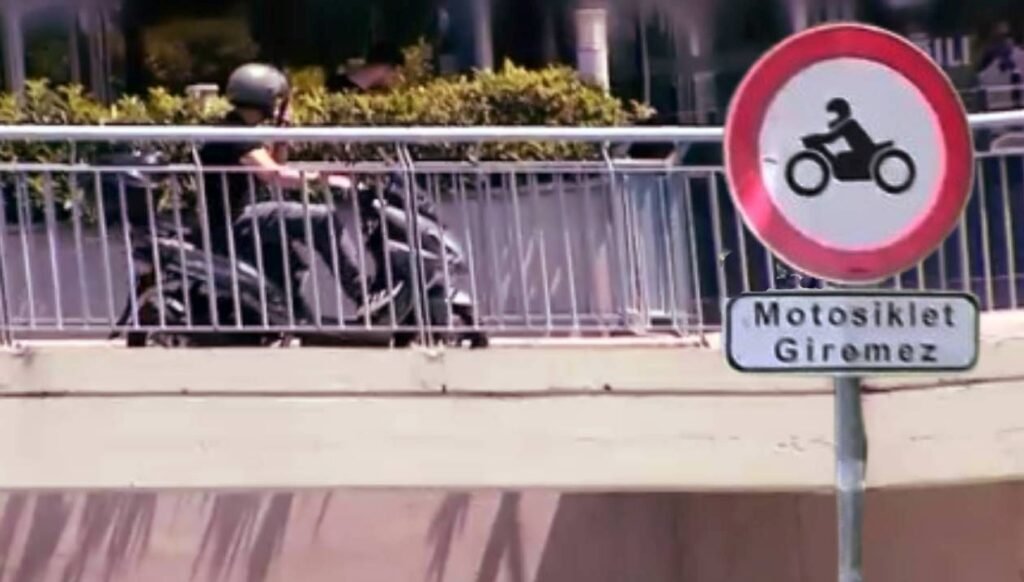 Üst geçit motokuryelerin işgali altında: “Korna dahi çalıyorlar”