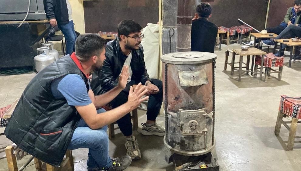 Yurdun büyük bölümü kavruluyor, onlar sobayı yaktı: “Isınmaya çalışıyoruz”