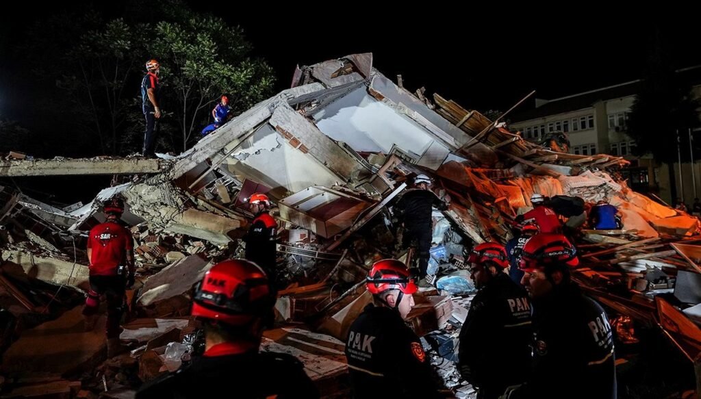 6 kişinin kurtarıldığı binada o anlar: Sesimi duyan var mı?