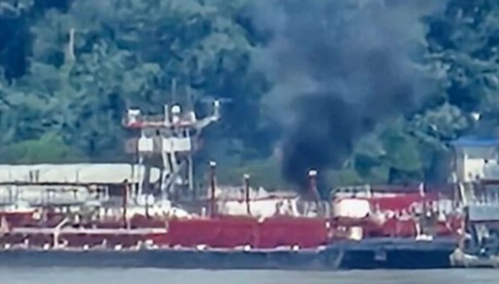 ABD’de helikopter nehirdeki mavnanın üzerine düştü: 2 ölü